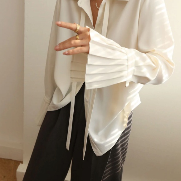 NWT Pleated Cuff Collar Tied Button Shirt - Picture 5 of 9